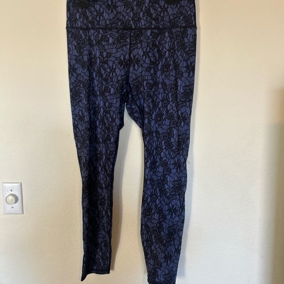 Fabletics PowerHold High Waisted 7/8 Legging Sabine
Blue Print Size Large - Picture 3 of 10